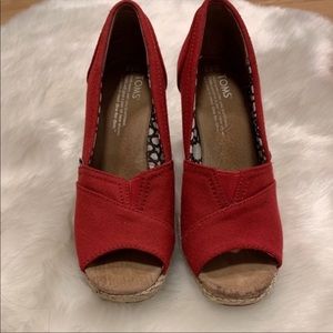 GUC TOMS Wedges, Red. Size 5.5